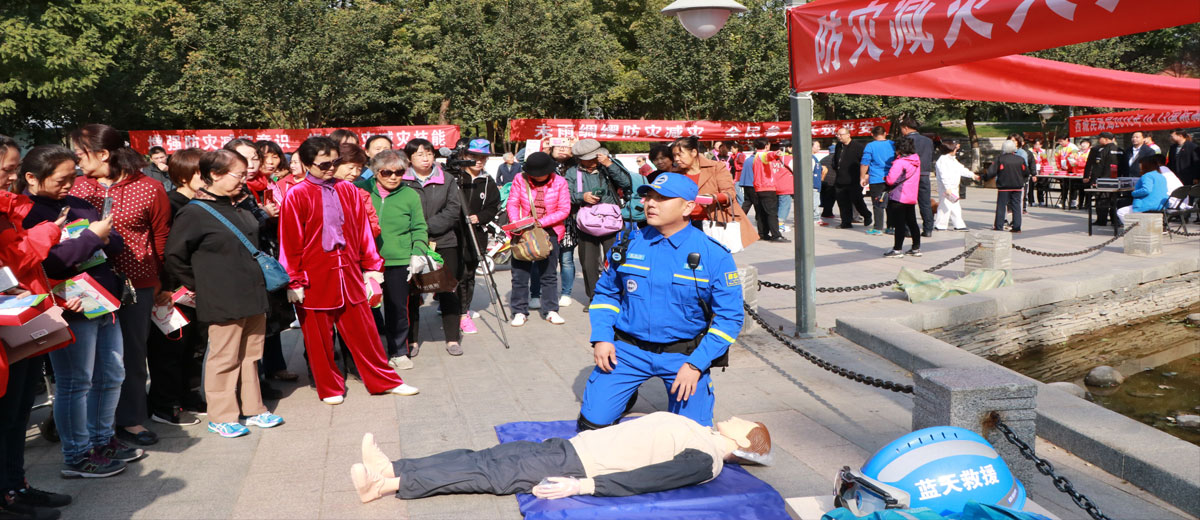 男人肏女人网站大林爱心中心承办 “西城区民政局国际减灾日宣传活动”